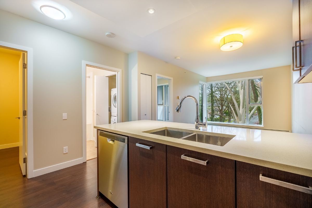 Room in Apartment for Rent - 1515 W 57th Ave, Vancouver, BC 3